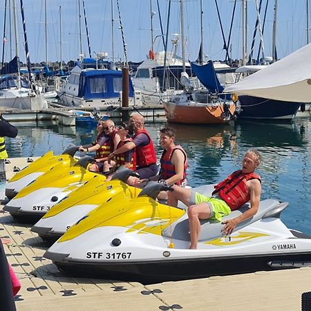 Résidence de standing la Pêcherie Spacieux T3 comme un cocon familial vue mer et sur l'avant port Sur le bout du bout de Cap d'Agde seule cap en Occitanie Extérieur photo