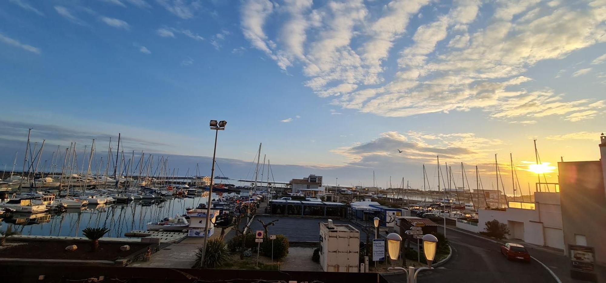 Résidence de standing la Pêcherie Spacieux T3 comme un cocon familial vue mer et sur l'avant port Sur le bout du bout de Cap d'Agde seule cap en Occitanie Extérieur photo