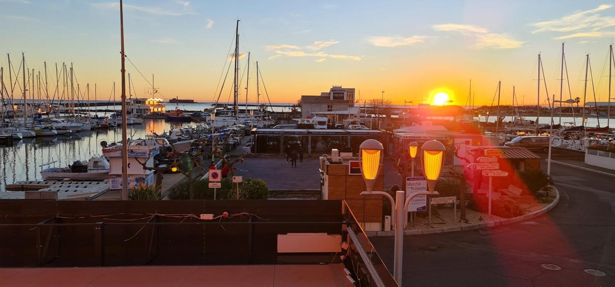 Résidence de standing la Pêcherie Spacieux T3 comme un cocon familial vue mer et sur l'avant port Sur le bout du bout de Cap d'Agde seule cap en Occitanie Extérieur photo